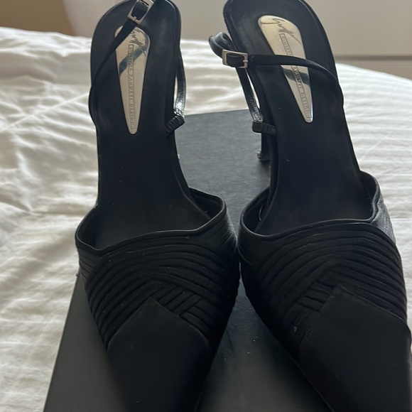 Ladies silk designer evening shoes
Heel needs repair - Picture 2 of 7